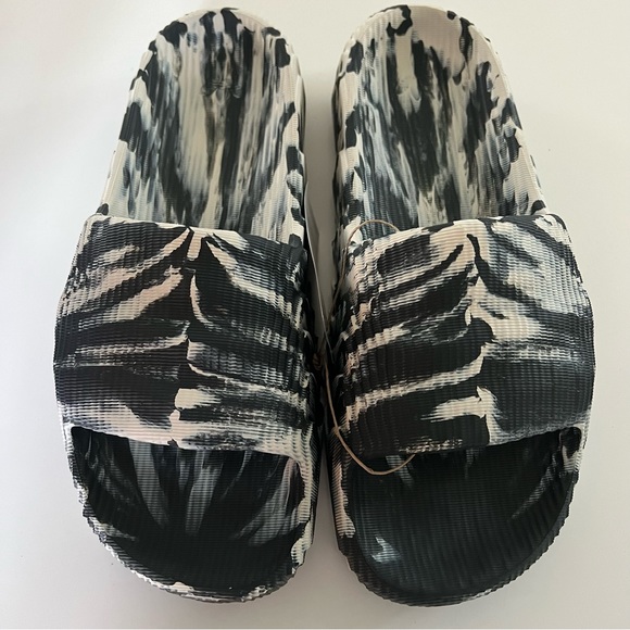 Adidas Adilette 22 Carbon Aluminum Slides GX6947 New w Box main image 6